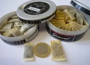 An image of General snus tins and pouches